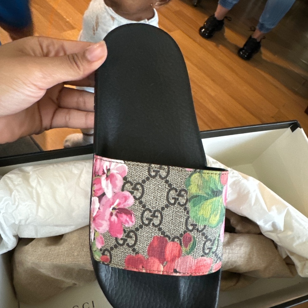 GG BLOOMS SUPREME FLORAL SLIDE SANDAL